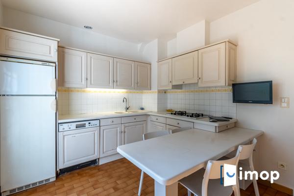 Maison avec piscine en zone naturelle