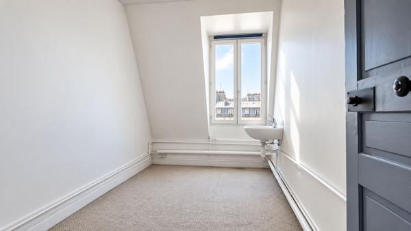 PARIS 7e -TOUR EIFFEL - Bel appartement ancien !