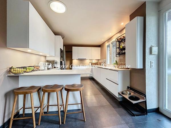 Maison contemporaine à vendre 7 pièces VIRY (74) secteur résidentiel paisible - 167 m² habitables (230 m² au sol), terrain clos 1417 m² - piscine - 9 places de stationnement