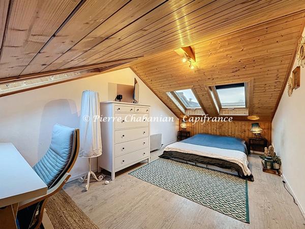 Maison contemporaine à vendre 7 pièces VIRY (74) secteur résidentiel paisible - 167 m² habitables (230 m² au sol), terrain clos 1417 m² - piscine - 9 places de stationnement