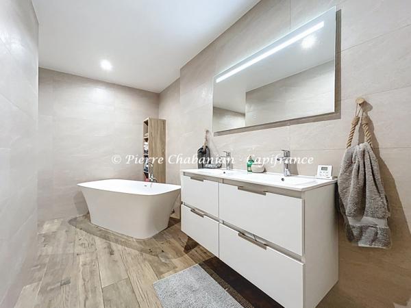 Maison contemporaine à vendre 7 pièces VIRY (74) secteur résidentiel paisible - 167 m² habitables (230 m² au sol), terrain clos 1417 m² - piscine - 9 places de stationnement