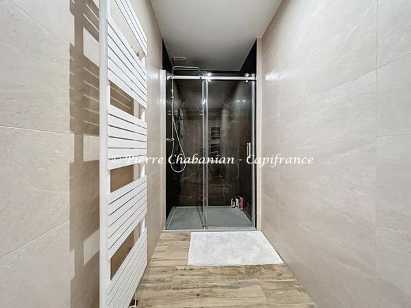 Maison contemporaine à vendre 7 pièces VIRY (74) secteur résidentiel paisible - 167 m² habitables (230 m² au sol), terrain clos 1417 m² - piscine - 9 places de stationnement