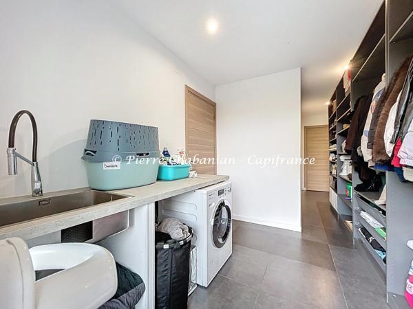 Maison contemporaine à vendre 7 pièces VIRY (74) secteur résidentiel paisible - 167 m² habitables (230 m² au sol), terrain clos 1417 m² - piscine - 9 places de stationnement