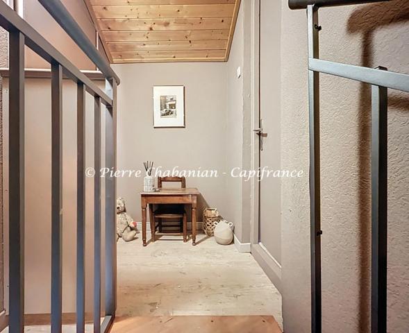 Maison contemporaine à vendre 7 pièces VIRY (74) secteur résidentiel paisible - 167 m² habitables (230 m² au sol), terrain clos 1417 m² - piscine - 9 places de stationnement