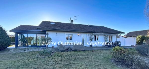 Maison contemporaine à vendre 7 pièces VIRY (74) secteur résidentiel paisible - 167 m² habitables (230 m² au sol), terrain clos 1417 m² - piscine - 9 places de stationnement