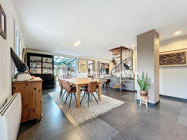 Maison contemporaine à vendre 7 pièces VIRY (74) secteur résidentiel paisible - 167 m² habitables (230 m² au sol), terrain clos 1417 m² - piscine - 9 places de stationnement