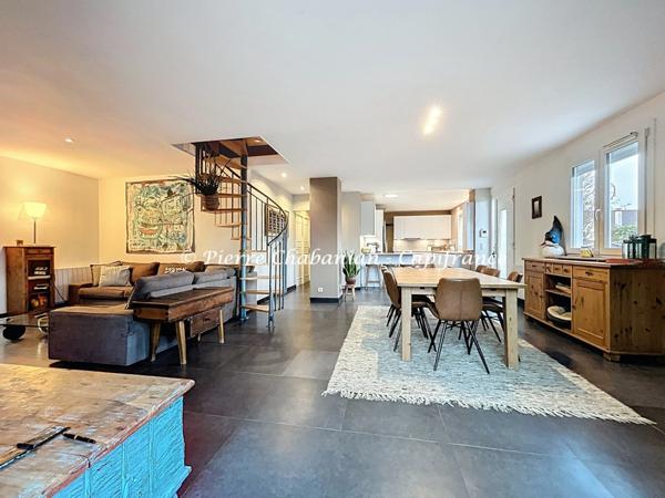 Maison contemporaine à vendre 7 pièces VIRY (74) secteur résidentiel paisible - 167 m² habitables (230 m² au sol), terrain clos 1417 m² - piscine - 9 places de stationnement