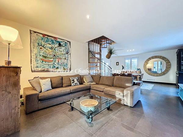 Maison contemporaine à vendre 7 pièces VIRY (74) secteur résidentiel paisible - 167 m² habitables (230 m² au sol), terrain clos 1417 m² - piscine - 9 places de stationnement