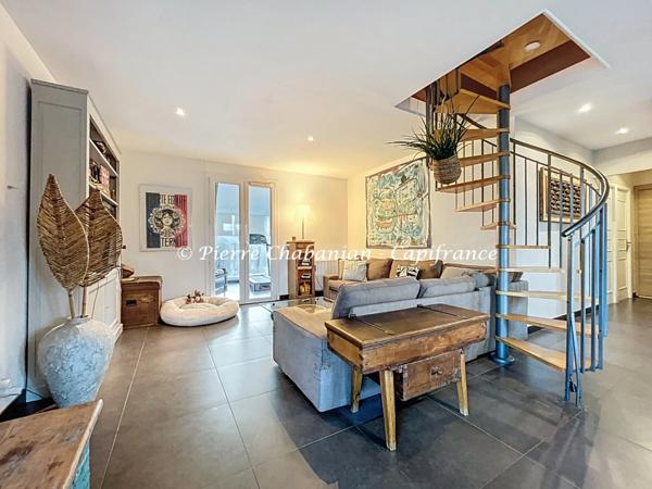 Maison contemporaine à vendre 7 pièces VIRY (74) secteur résidentiel paisible - 167 m² habitables (230 m² au sol), terrain clos 1417 m² - piscine - 9 places de stationnement