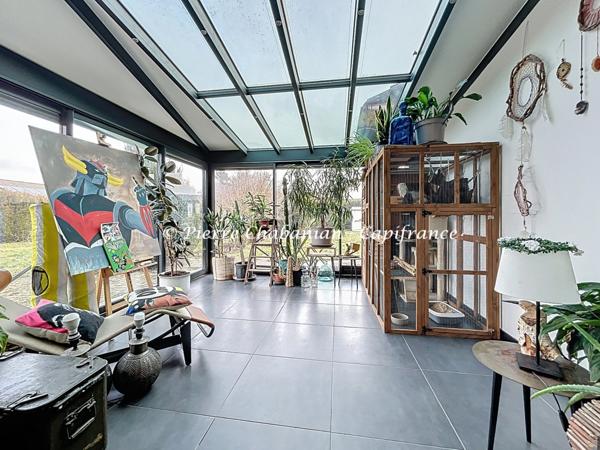 Maison contemporaine à vendre 7 pièces VIRY (74) secteur résidentiel paisible - 167 m² habitables (230 m² au sol), terrain clos 1417 m² - piscine - 9 places de stationnement