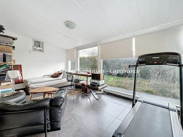 Maison contemporaine à vendre 7 pièces VIRY (74) secteur résidentiel paisible - 167 m² habitables (230 m² au sol), terrain clos 1417 m² - piscine - 9 places de stationnement