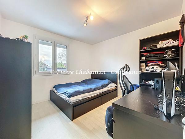 Maison contemporaine à vendre 7 pièces VIRY (74) secteur résidentiel paisible - 167 m² habitables (230 m² au sol), terrain clos 1417 m² - piscine - 9 places de stationnement