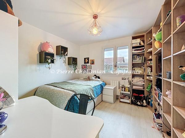 Maison contemporaine à vendre 7 pièces VIRY (74) secteur résidentiel paisible - 167 m² habitables (230 m² au sol), terrain clos 1417 m² - piscine - 9 places de stationnement