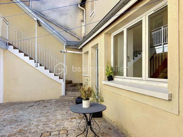 En plein centre-ville de Corbeil-Essonnes, venez découvrir cette charmante maison de ville de 48 m² en duplex, idéalement située en fond de cour, à l’abri de l’agitation et des nuisances.

Entièrement refaite à neuf, elle ne nécessite aucun travaux : vous n’avez plus qu’à poser vos valises !

Très agréable à vivre et baignée de lumière, elle offre une atmosphère chaleureuse et un véritable sentiment de tranquillité, tout en bénéficiant de la proximité immédiate des commerces et commodités du centre-ville.
La  vaste cuisine est fonctionnelle et bien aménagée.

À l’étage, le charme opère immédiatement avec une belle hauteur sous plafond et de superbes poutres apparentes, qui donnent beaucoup de caractère à l’ensemble. 
Des espaces aménagés en hauteur sous la charpente offrent également un véritable potentiel  : ils pourront être utilisés selon les envies comme espaces de rangement, coin détente ou couchages d’appoint.
La salle de bain est neuve et grande, elle permet de nombreux rangements supplémentaires.

La maison fait partie d’une petite copropriété avec syndic bénévole. Un véritable atout : pas de charges de copropriété courantes, les consommations étant individuelles.
La gare est accessible en seulement 10 minutes à pied, facilitant les déplacements quotidiens.

Les + :
_Maison de ville de 48 m² en duplex
_Entièrement rénovée
_Aucun travaux à prévoir
_Lumineuse et ensoleillée
_Poutres apparentes et belle hauteur sous plafond
_Espaces supplémentaires aménagés en hauteur, parfaits pour du rangement ou des couchages d’appoint
_En fond de cour, très calme
_Petite copropriété avec syndic bénévole
_Consommations individuelles
_Centre-ville et commerces à proximité
_Gare à 10 minutes à pied

Un bien plein de charme et atypique, idéal pour un premier achat, un pied-à-terre ou un investissement locatif.

Je vous ouvre les portes de cette maisonnette 7j/7!

.