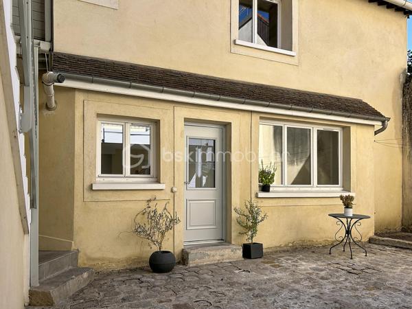 En plein centre-ville de Corbeil-Essonnes, venez découvrir cette charmante maison de ville de 48 m² en duplex, idéalement située en fond de cour, à l’abri de l’agitation et des nuisances.

Entièrement refaite à neuf, elle ne nécessite aucun travaux : vous n’avez plus qu’à poser vos valises !

Très agréable à vivre et baignée de lumière, elle offre une atmosphère chaleureuse et un véritable sentiment de tranquillité, tout en bénéficiant de la proximité immédiate des commerces et commodités du centre-ville.
La  vaste cuisine est fonctionnelle et bien aménagée.

À l’étage, le charme opère immédiatement avec une belle hauteur sous plafond et de superbes poutres apparentes, qui donnent beaucoup de caractère à l’ensemble. 
Des espaces aménagés en hauteur sous la charpente offrent également un véritable potentiel  : ils pourront être utilisés selon les envies comme espaces de rangement, coin détente ou couchages d’appoint.
La salle de bain est neuve et grande, elle permet de nombreux rangements supplémentaires.

La maison fait partie d’une petite copropriété avec syndic bénévole. Un véritable atout : pas de charges de copropriété courantes, les consommations étant individuelles.
La gare est accessible en seulement 10 minutes à pied, facilitant les déplacements quotidiens.

Les + :
_Maison de ville de 48 m² en duplex
_Entièrement rénovée
_Aucun travaux à prévoir
_Lumineuse et ensoleillée
_Poutres apparentes et belle hauteur sous plafond
_Espaces supplémentaires aménagés en hauteur, parfaits pour du rangement ou des couchages d’appoint
_En fond de cour, très calme
_Petite copropriété avec syndic bénévole
_Consommations individuelles
_Centre-ville et commerces à proximité
_Gare à 10 minutes à pied

Un bien plein de charme et atypique, idéal pour un premier achat, un pied-à-terre ou un investissement locatif.

Je vous ouvre les portes de cette maisonnette 7j/7!

.