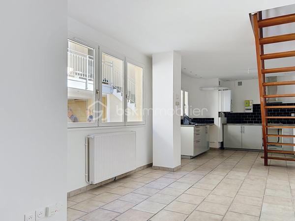 En plein centre-ville de Corbeil-Essonnes, venez découvrir cette charmante maison de ville de 48 m² en duplex, idéalement située en fond de cour, à l’abri de l’agitation et des nuisances.

Entièrement refaite à neuf, elle ne nécessite aucun travaux : vous n’avez plus qu’à poser vos valises !

Très agréable à vivre et baignée de lumière, elle offre une atmosphère chaleureuse et un véritable sentiment de tranquillité, tout en bénéficiant de la proximité immédiate des commerces et commodités du centre-ville.
La  vaste cuisine est fonctionnelle et bien aménagée.

À l’étage, le charme opère immédiatement avec une belle hauteur sous plafond et de superbes poutres apparentes, qui donnent beaucoup de caractère à l’ensemble. 
Des espaces aménagés en hauteur sous la charpente offrent également un véritable potentiel  : ils pourront être utilisés selon les envies comme espaces de rangement, coin détente ou couchages d’appoint.
La salle de bain est neuve et grande, elle permet de nombreux rangements supplémentaires.

La maison fait partie d’une petite copropriété avec syndic bénévole. Un véritable atout : pas de charges de copropriété courantes, les consommations étant individuelles.
La gare est accessible en seulement 10 minutes à pied, facilitant les déplacements quotidiens.

Les + :
_Maison de ville de 48 m² en duplex
_Entièrement rénovée
_Aucun travaux à prévoir
_Lumineuse et ensoleillée
_Poutres apparentes et belle hauteur sous plafond
_Espaces supplémentaires aménagés en hauteur, parfaits pour du rangement ou des couchages d’appoint
_En fond de cour, très calme
_Petite copropriété avec syndic bénévole
_Consommations individuelles
_Centre-ville et commerces à proximité
_Gare à 10 minutes à pied

Un bien plein de charme et atypique, idéal pour un premier achat, un pied-à-terre ou un investissement locatif.

Je vous ouvre les portes de cette maisonnette 7j/7!

.