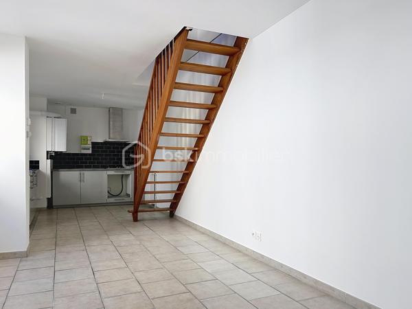 En plein centre-ville de Corbeil-Essonnes, venez découvrir cette charmante maison de ville de 48 m² en duplex, idéalement située en fond de cour, à l’abri de l’agitation et des nuisances.

Entièrement refaite à neuf, elle ne nécessite aucun travaux : vous n’avez plus qu’à poser vos valises !

Très agréable à vivre et baignée de lumière, elle offre une atmosphère chaleureuse et un véritable sentiment de tranquillité, tout en bénéficiant de la proximité immédiate des commerces et commodités du centre-ville.
La  vaste cuisine est fonctionnelle et bien aménagée.

À l’étage, le charme opère immédiatement avec une belle hauteur sous plafond et de superbes poutres apparentes, qui donnent beaucoup de caractère à l’ensemble. 
Des espaces aménagés en hauteur sous la charpente offrent également un véritable potentiel  : ils pourront être utilisés selon les envies comme espaces de rangement, coin détente ou couchages d’appoint.
La salle de bain est neuve et grande, elle permet de nombreux rangements supplémentaires.

La maison fait partie d’une petite copropriété avec syndic bénévole. Un véritable atout : pas de charges de copropriété courantes, les consommations étant individuelles.
La gare est accessible en seulement 10 minutes à pied, facilitant les déplacements quotidiens.

Les + :
_Maison de ville de 48 m² en duplex
_Entièrement rénovée
_Aucun travaux à prévoir
_Lumineuse et ensoleillée
_Poutres apparentes et belle hauteur sous plafond
_Espaces supplémentaires aménagés en hauteur, parfaits pour du rangement ou des couchages d’appoint
_En fond de cour, très calme
_Petite copropriété avec syndic bénévole
_Consommations individuelles
_Centre-ville et commerces à proximité
_Gare à 10 minutes à pied

Un bien plein de charme et atypique, idéal pour un premier achat, un pied-à-terre ou un investissement locatif.

Je vous ouvre les portes de cette maisonnette 7j/7!

.