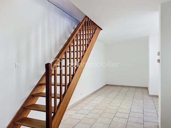 En plein centre-ville de Corbeil-Essonnes, venez découvrir cette charmante maison de ville de 48 m² en duplex, idéalement située en fond de cour, à l’abri de l’agitation et des nuisances.

Entièrement refaite à neuf, elle ne nécessite aucun travaux : vous n’avez plus qu’à poser vos valises !

Très agréable à vivre et baignée de lumière, elle offre une atmosphère chaleureuse et un véritable sentiment de tranquillité, tout en bénéficiant de la proximité immédiate des commerces et commodités du centre-ville.
La  vaste cuisine est fonctionnelle et bien aménagée.

À l’étage, le charme opère immédiatement avec une belle hauteur sous plafond et de superbes poutres apparentes, qui donnent beaucoup de caractère à l’ensemble. 
Des espaces aménagés en hauteur sous la charpente offrent également un véritable potentiel  : ils pourront être utilisés selon les envies comme espaces de rangement, coin détente ou couchages d’appoint.
La salle de bain est neuve et grande, elle permet de nombreux rangements supplémentaires.

La maison fait partie d’une petite copropriété avec syndic bénévole. Un véritable atout : pas de charges de copropriété courantes, les consommations étant individuelles.
La gare est accessible en seulement 10 minutes à pied, facilitant les déplacements quotidiens.

Les + :
_Maison de ville de 48 m² en duplex
_Entièrement rénovée
_Aucun travaux à prévoir
_Lumineuse et ensoleillée
_Poutres apparentes et belle hauteur sous plafond
_Espaces supplémentaires aménagés en hauteur, parfaits pour du rangement ou des couchages d’appoint
_En fond de cour, très calme
_Petite copropriété avec syndic bénévole
_Consommations individuelles
_Centre-ville et commerces à proximité
_Gare à 10 minutes à pied

Un bien plein de charme et atypique, idéal pour un premier achat, un pied-à-terre ou un investissement locatif.

Je vous ouvre les portes de cette maisonnette 7j/7!

.