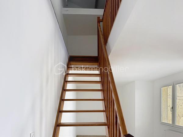 En plein centre-ville de Corbeil-Essonnes, venez découvrir cette charmante maison de ville de 48 m² en duplex, idéalement située en fond de cour, à l’abri de l’agitation et des nuisances.

Entièrement refaite à neuf, elle ne nécessite aucun travaux : vous n’avez plus qu’à poser vos valises !

Très agréable à vivre et baignée de lumière, elle offre une atmosphère chaleureuse et un véritable sentiment de tranquillité, tout en bénéficiant de la proximité immédiate des commerces et commodités du centre-ville.
La  vaste cuisine est fonctionnelle et bien aménagée.

À l’étage, le charme opère immédiatement avec une belle hauteur sous plafond et de superbes poutres apparentes, qui donnent beaucoup de caractère à l’ensemble. 
Des espaces aménagés en hauteur sous la charpente offrent également un véritable potentiel  : ils pourront être utilisés selon les envies comme espaces de rangement, coin détente ou couchages d’appoint.
La salle de bain est neuve et grande, elle permet de nombreux rangements supplémentaires.

La maison fait partie d’une petite copropriété avec syndic bénévole. Un véritable atout : pas de charges de copropriété courantes, les consommations étant individuelles.
La gare est accessible en seulement 10 minutes à pied, facilitant les déplacements quotidiens.

Les + :
_Maison de ville de 48 m² en duplex
_Entièrement rénovée
_Aucun travaux à prévoir
_Lumineuse et ensoleillée
_Poutres apparentes et belle hauteur sous plafond
_Espaces supplémentaires aménagés en hauteur, parfaits pour du rangement ou des couchages d’appoint
_En fond de cour, très calme
_Petite copropriété avec syndic bénévole
_Consommations individuelles
_Centre-ville et commerces à proximité
_Gare à 10 minutes à pied

Un bien plein de charme et atypique, idéal pour un premier achat, un pied-à-terre ou un investissement locatif.

Je vous ouvre les portes de cette maisonnette 7j/7!

.