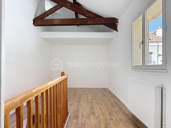 En plein centre-ville de Corbeil-Essonnes, venez découvrir cette charmante maison de ville de 48 m² en duplex, idéalement située en fond de cour, à l’abri de l’agitation et des nuisances.

Entièrement refaite à neuf, elle ne nécessite aucun travaux : vous n’avez plus qu’à poser vos valises !

Très agréable à vivre et baignée de lumière, elle offre une atmosphère chaleureuse et un véritable sentiment de tranquillité, tout en bénéficiant de la proximité immédiate des commerces et commodités du centre-ville.
La  vaste cuisine est fonctionnelle et bien aménagée.

À l’étage, le charme opère immédiatement avec une belle hauteur sous plafond et de superbes poutres apparentes, qui donnent beaucoup de caractère à l’ensemble. 
Des espaces aménagés en hauteur sous la charpente offrent également un véritable potentiel  : ils pourront être utilisés selon les envies comme espaces de rangement, coin détente ou couchages d’appoint.
La salle de bain est neuve et grande, elle permet de nombreux rangements supplémentaires.

La maison fait partie d’une petite copropriété avec syndic bénévole. Un véritable atout : pas de charges de copropriété courantes, les consommations étant individuelles.
La gare est accessible en seulement 10 minutes à pied, facilitant les déplacements quotidiens.

Les + :
_Maison de ville de 48 m² en duplex
_Entièrement rénovée
_Aucun travaux à prévoir
_Lumineuse et ensoleillée
_Poutres apparentes et belle hauteur sous plafond
_Espaces supplémentaires aménagés en hauteur, parfaits pour du rangement ou des couchages d’appoint
_En fond de cour, très calme
_Petite copropriété avec syndic bénévole
_Consommations individuelles
_Centre-ville et commerces à proximité
_Gare à 10 minutes à pied

Un bien plein de charme et atypique, idéal pour un premier achat, un pied-à-terre ou un investissement locatif.

Je vous ouvre les portes de cette maisonnette 7j/7!

.