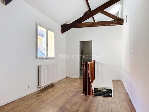 En plein centre-ville de Corbeil-Essonnes, venez découvrir cette charmante maison de ville de 48 m² en duplex, idéalement située en fond de cour, à l’abri de l’agitation et des nuisances.

Entièrement refaite à neuf, elle ne nécessite aucun travaux : vous n’avez plus qu’à poser vos valises !

Très agréable à vivre et baignée de lumière, elle offre une atmosphère chaleureuse et un véritable sentiment de tranquillité, tout en bénéficiant de la proximité immédiate des commerces et commodités du centre-ville.
La  vaste cuisine est fonctionnelle et bien aménagée.

À l’étage, le charme opère immédiatement avec une belle hauteur sous plafond et de superbes poutres apparentes, qui donnent beaucoup de caractère à l’ensemble. 
Des espaces aménagés en hauteur sous la charpente offrent également un véritable potentiel  : ils pourront être utilisés selon les envies comme espaces de rangement, coin détente ou couchages d’appoint.
La salle de bain est neuve et grande, elle permet de nombreux rangements supplémentaires.

La maison fait partie d’une petite copropriété avec syndic bénévole. Un véritable atout : pas de charges de copropriété courantes, les consommations étant individuelles.
La gare est accessible en seulement 10 minutes à pied, facilitant les déplacements quotidiens.

Les + :
_Maison de ville de 48 m² en duplex
_Entièrement rénovée
_Aucun travaux à prévoir
_Lumineuse et ensoleillée
_Poutres apparentes et belle hauteur sous plafond
_Espaces supplémentaires aménagés en hauteur, parfaits pour du rangement ou des couchages d’appoint
_En fond de cour, très calme
_Petite copropriété avec syndic bénévole
_Consommations individuelles
_Centre-ville et commerces à proximité
_Gare à 10 minutes à pied

Un bien plein de charme et atypique, idéal pour un premier achat, un pied-à-terre ou un investissement locatif.

Je vous ouvre les portes de cette maisonnette 7j/7!

.