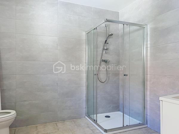 En plein centre-ville de Corbeil-Essonnes, venez découvrir cette charmante maison de ville de 48 m² en duplex, idéalement située en fond de cour, à l’abri de l’agitation et des nuisances.

Entièrement refaite à neuf, elle ne nécessite aucun travaux : vous n’avez plus qu’à poser vos valises !

Très agréable à vivre et baignée de lumière, elle offre une atmosphère chaleureuse et un véritable sentiment de tranquillité, tout en bénéficiant de la proximité immédiate des commerces et commodités du centre-ville.
La  vaste cuisine est fonctionnelle et bien aménagée.

À l’étage, le charme opère immédiatement avec une belle hauteur sous plafond et de superbes poutres apparentes, qui donnent beaucoup de caractère à l’ensemble. 
Des espaces aménagés en hauteur sous la charpente offrent également un véritable potentiel  : ils pourront être utilisés selon les envies comme espaces de rangement, coin détente ou couchages d’appoint.
La salle de bain est neuve et grande, elle permet de nombreux rangements supplémentaires.

La maison fait partie d’une petite copropriété avec syndic bénévole. Un véritable atout : pas de charges de copropriété courantes, les consommations étant individuelles.
La gare est accessible en seulement 10 minutes à pied, facilitant les déplacements quotidiens.

Les + :
_Maison de ville de 48 m² en duplex
_Entièrement rénovée
_Aucun travaux à prévoir
_Lumineuse et ensoleillée
_Poutres apparentes et belle hauteur sous plafond
_Espaces supplémentaires aménagés en hauteur, parfaits pour du rangement ou des couchages d’appoint
_En fond de cour, très calme
_Petite copropriété avec syndic bénévole
_Consommations individuelles
_Centre-ville et commerces à proximité
_Gare à 10 minutes à pied

Un bien plein de charme et atypique, idéal pour un premier achat, un pied-à-terre ou un investissement locatif.

Je vous ouvre les portes de cette maisonnette 7j/7!

.