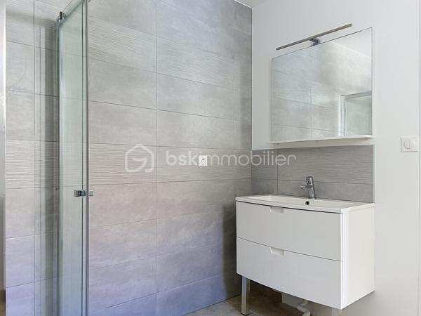 En plein centre-ville de Corbeil-Essonnes, venez découvrir cette charmante maison de ville de 48 m² en duplex, idéalement située en fond de cour, à l’abri de l’agitation et des nuisances.

Entièrement refaite à neuf, elle ne nécessite aucun travaux : vous n’avez plus qu’à poser vos valises !

Très agréable à vivre et baignée de lumière, elle offre une atmosphère chaleureuse et un véritable sentiment de tranquillité, tout en bénéficiant de la proximité immédiate des commerces et commodités du centre-ville.
La  vaste cuisine est fonctionnelle et bien aménagée.

À l’étage, le charme opère immédiatement avec une belle hauteur sous plafond et de superbes poutres apparentes, qui donnent beaucoup de caractère à l’ensemble. 
Des espaces aménagés en hauteur sous la charpente offrent également un véritable potentiel  : ils pourront être utilisés selon les envies comme espaces de rangement, coin détente ou couchages d’appoint.
La salle de bain est neuve et grande, elle permet de nombreux rangements supplémentaires.

La maison fait partie d’une petite copropriété avec syndic bénévole. Un véritable atout : pas de charges de copropriété courantes, les consommations étant individuelles.
La gare est accessible en seulement 10 minutes à pied, facilitant les déplacements quotidiens.

Les + :
_Maison de ville de 48 m² en duplex
_Entièrement rénovée
_Aucun travaux à prévoir
_Lumineuse et ensoleillée
_Poutres apparentes et belle hauteur sous plafond
_Espaces supplémentaires aménagés en hauteur, parfaits pour du rangement ou des couchages d’appoint
_En fond de cour, très calme
_Petite copropriété avec syndic bénévole
_Consommations individuelles
_Centre-ville et commerces à proximité
_Gare à 10 minutes à pied

Un bien plein de charme et atypique, idéal pour un premier achat, un pied-à-terre ou un investissement locatif.

Je vous ouvre les portes de cette maisonnette 7j/7!

.
