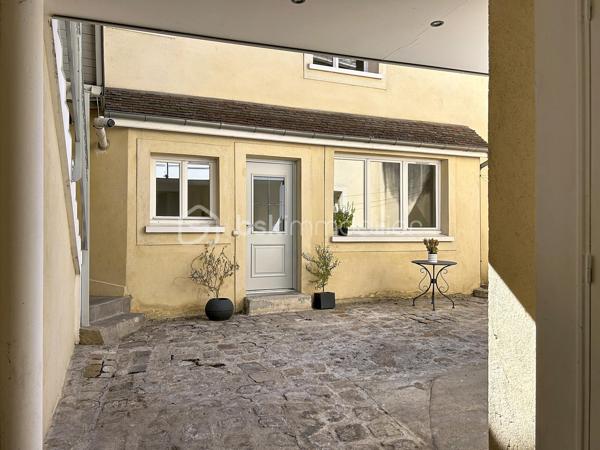 En plein centre-ville de Corbeil-Essonnes, venez découvrir cette charmante maison de ville de 48 m² en duplex, idéalement située en fond de cour, à l’abri de l’agitation et des nuisances.

Entièrement refaite à neuf, elle ne nécessite aucun travaux : vous n’avez plus qu’à poser vos valises !

Très agréable à vivre et baignée de lumière, elle offre une atmosphère chaleureuse et un véritable sentiment de tranquillité, tout en bénéficiant de la proximité immédiate des commerces et commodités du centre-ville.
La  vaste cuisine est fonctionnelle et bien aménagée.

À l’étage, le charme opère immédiatement avec une belle hauteur sous plafond et de superbes poutres apparentes, qui donnent beaucoup de caractère à l’ensemble. 
Des espaces aménagés en hauteur sous la charpente offrent également un véritable potentiel  : ils pourront être utilisés selon les envies comme espaces de rangement, coin détente ou couchages d’appoint.
La salle de bain est neuve et grande, elle permet de nombreux rangements supplémentaires.

La maison fait partie d’une petite copropriété avec syndic bénévole. Un véritable atout : pas de charges de copropriété courantes, les consommations étant individuelles.
La gare est accessible en seulement 10 minutes à pied, facilitant les déplacements quotidiens.

Les + :
_Maison de ville de 48 m² en duplex
_Entièrement rénovée
_Aucun travaux à prévoir
_Lumineuse et ensoleillée
_Poutres apparentes et belle hauteur sous plafond
_Espaces supplémentaires aménagés en hauteur, parfaits pour du rangement ou des couchages d’appoint
_En fond de cour, très calme
_Petite copropriété avec syndic bénévole
_Consommations individuelles
_Centre-ville et commerces à proximité
_Gare à 10 minutes à pied

Un bien plein de charme et atypique, idéal pour un premier achat, un pied-à-terre ou un investissement locatif.

Je vous ouvre les portes de cette maisonnette 7j/7!

.
