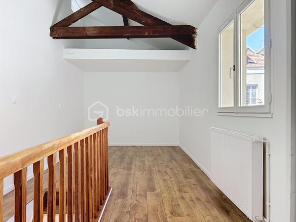 En plein centre-ville de Corbeil-Essonnes, venez découvrir cette charmante maison de ville de 48 m² en duplex, idéalement située en fond de cour, à l’abri de l’agitation et des nuisances.

Entièrement refaite à neuf, elle ne nécessite aucun travaux : vous n’avez plus qu’à poser vos valises !

Très agréable à vivre et baignée de lumière, elle offre une atmosphère chaleureuse et un véritable sentiment de tranquillité, tout en bénéficiant de la proximité immédiate des commerces et commodités du centre-ville.
La  vaste cuisine est fonctionnelle et bien aménagée.

À l’étage, le charme opère immédiatement avec une belle hauteur sous plafond et de superbes poutres apparentes, qui donnent beaucoup de caractère à l’ensemble. 
Des espaces aménagés en hauteur sous la charpente offrent également un véritable potentiel  : ils pourront être utilisés selon les envies comme espaces de rangement, coin détente ou couchages d’appoint.
La salle de bain est neuve et grande, elle permet de nombreux rangements supplémentaires.

La maison fait partie d’une petite copropriété avec syndic bénévole. Un véritable atout : pas de charges de copropriété courantes, les consommations étant individuelles.
La gare est accessible en seulement 10 minutes à pied, facilitant les déplacements quotidiens.

Les + :
_Maison de ville de 48 m² en duplex
_Entièrement rénovée
_Aucun travaux à prévoir
_Lumineuse et ensoleillée
_Poutres apparentes et belle hauteur sous plafond
_Espaces supplémentaires aménagés en hauteur, parfaits pour du rangement ou des couchages d’appoint
_En fond de cour, très calme
_Petite copropriété avec syndic bénévole
_Consommations individuelles
_Centre-ville et commerces à proximité
_Gare à 10 minutes à pied

Un bien plein de charme et atypique, idéal pour un premier achat, un pied-à-terre ou un investissement locatif.

Je vous ouvre les portes de cette maisonnette 7j/7!

.
