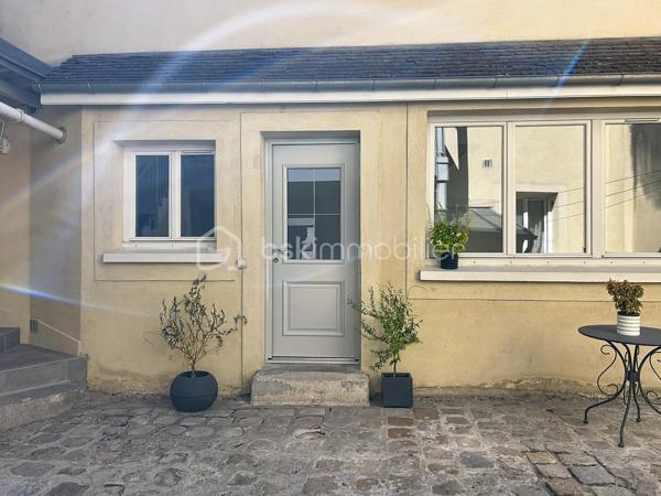 En plein centre-ville de Corbeil-Essonnes, venez découvrir cette charmante maison de ville de 48 m² en duplex, idéalement située en fond de cour, à l’abri de l’agitation et des nuisances.

Entièrement refaite à neuf, elle ne nécessite aucun travaux : vous n’avez plus qu’à poser vos valises !

Très agréable à vivre et baignée de lumière, elle offre une atmosphère chaleureuse et un véritable sentiment de tranquillité, tout en bénéficiant de la proximité immédiate des commerces et commodités du centre-ville.
La  vaste cuisine est fonctionnelle et bien aménagée.

À l’étage, le charme opère immédiatement avec une belle hauteur sous plafond et de superbes poutres apparentes, qui donnent beaucoup de caractère à l’ensemble. 
Des espaces aménagés en hauteur sous la charpente offrent également un véritable potentiel  : ils pourront être utilisés selon les envies comme espaces de rangement, coin détente ou couchages d’appoint.
La salle de bain est neuve et grande, elle permet de nombreux rangements supplémentaires.

La maison fait partie d’une petite copropriété avec syndic bénévole. Un véritable atout : pas de charges de copropriété courantes, les consommations étant individuelles.
La gare est accessible en seulement 10 minutes à pied, facilitant les déplacements quotidiens.

Les + :
_Maison de ville de 48 m² en duplex
_Entièrement rénovée
_Aucun travaux à prévoir
_Lumineuse et ensoleillée
_Poutres apparentes et belle hauteur sous plafond
_Espaces supplémentaires aménagés en hauteur, parfaits pour du rangement ou des couchages d’appoint
_En fond de cour, très calme
_Petite copropriété avec syndic bénévole
_Consommations individuelles
_Centre-ville et commerces à proximité
_Gare à 10 minutes à pied

Un bien plein de charme et atypique, idéal pour un premier achat, un pied-à-terre ou un investissement locatif.

Je vous ouvre les portes de cette maisonnette 7j/7!

.