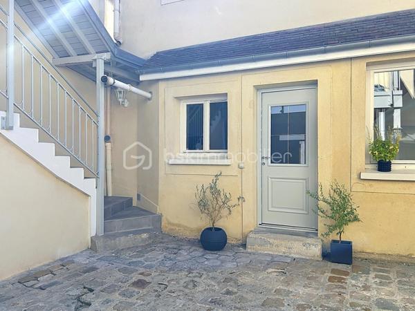 En plein centre-ville de Corbeil-Essonnes, venez découvrir cette charmante maison de ville de 48 m² en duplex, idéalement située en fond de cour, à l’abri de l’agitation et des nuisances.

Entièrement refaite à neuf, elle ne nécessite aucun travaux : vous n’avez plus qu’à poser vos valises !

Très agréable à vivre et baignée de lumière, elle offre une atmosphère chaleureuse et un véritable sentiment de tranquillité, tout en bénéficiant de la proximité immédiate des commerces et commodités du centre-ville.
La  vaste cuisine est fonctionnelle et bien aménagée.

À l’étage, le charme opère immédiatement avec une belle hauteur sous plafond et de superbes poutres apparentes, qui donnent beaucoup de caractère à l’ensemble. 
Des espaces aménagés en hauteur sous la charpente offrent également un véritable potentiel  : ils pourront être utilisés selon les envies comme espaces de rangement, coin détente ou couchages d’appoint.
La salle de bain est neuve et grande, elle permet de nombreux rangements supplémentaires.

La maison fait partie d’une petite copropriété avec syndic bénévole. Un véritable atout : pas de charges de copropriété courantes, les consommations étant individuelles.
La gare est accessible en seulement 10 minutes à pied, facilitant les déplacements quotidiens.

Les + :
_Maison de ville de 48 m² en duplex
_Entièrement rénovée
_Aucun travaux à prévoir
_Lumineuse et ensoleillée
_Poutres apparentes et belle hauteur sous plafond
_Espaces supplémentaires aménagés en hauteur, parfaits pour du rangement ou des couchages d’appoint
_En fond de cour, très calme
_Petite copropriété avec syndic bénévole
_Consommations individuelles
_Centre-ville et commerces à proximité
_Gare à 10 minutes à pied

Un bien plein de charme et atypique, idéal pour un premier achat, un pied-à-terre ou un investissement locatif.

Je vous ouvre les portes de cette maisonnette 7j/7!

.
