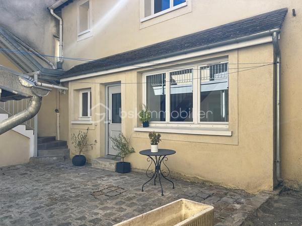 En plein centre-ville de Corbeil-Essonnes, venez découvrir cette charmante maison de ville de 48 m² en duplex, idéalement située en fond de cour, à l’abri de l’agitation et des nuisances.

Entièrement refaite à neuf, elle ne nécessite aucun travaux : vous n’avez plus qu’à poser vos valises !

Très agréable à vivre et baignée de lumière, elle offre une atmosphère chaleureuse et un véritable sentiment de tranquillité, tout en bénéficiant de la proximité immédiate des commerces et commodités du centre-ville.
La  vaste cuisine est fonctionnelle et bien aménagée.

À l’étage, le charme opère immédiatement avec une belle hauteur sous plafond et de superbes poutres apparentes, qui donnent beaucoup de caractère à l’ensemble. 
Des espaces aménagés en hauteur sous la charpente offrent également un véritable potentiel  : ils pourront être utilisés selon les envies comme espaces de rangement, coin détente ou couchages d’appoint.
La salle de bain est neuve et grande, elle permet de nombreux rangements supplémentaires.

La maison fait partie d’une petite copropriété avec syndic bénévole. Un véritable atout : pas de charges de copropriété courantes, les consommations étant individuelles.
La gare est accessible en seulement 10 minutes à pied, facilitant les déplacements quotidiens.

Les + :
_Maison de ville de 48 m² en duplex
_Entièrement rénovée
_Aucun travaux à prévoir
_Lumineuse et ensoleillée
_Poutres apparentes et belle hauteur sous plafond
_Espaces supplémentaires aménagés en hauteur, parfaits pour du rangement ou des couchages d’appoint
_En fond de cour, très calme
_Petite copropriété avec syndic bénévole
_Consommations individuelles
_Centre-ville et commerces à proximité
_Gare à 10 minutes à pied

Un bien plein de charme et atypique, idéal pour un premier achat, un pied-à-terre ou un investissement locatif.

Je vous ouvre les portes de cette maisonnette 7j/7!

.