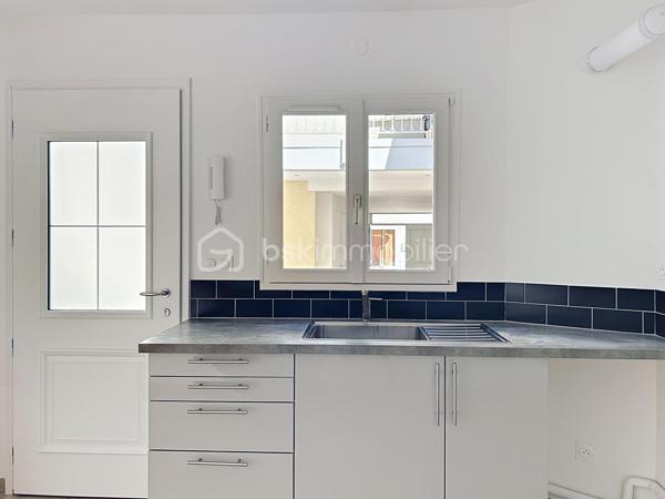 En plein centre-ville de Corbeil-Essonnes, venez découvrir cette charmante maison de ville de 48 m² en duplex, idéalement située en fond de cour, à l’abri de l’agitation et des nuisances.

Entièrement refaite à neuf, elle ne nécessite aucun travaux : vous n’avez plus qu’à poser vos valises !

Très agréable à vivre et baignée de lumière, elle offre une atmosphère chaleureuse et un véritable sentiment de tranquillité, tout en bénéficiant de la proximité immédiate des commerces et commodités du centre-ville.
La  vaste cuisine est fonctionnelle et bien aménagée.

À l’étage, le charme opère immédiatement avec une belle hauteur sous plafond et de superbes poutres apparentes, qui donnent beaucoup de caractère à l’ensemble. 
Des espaces aménagés en hauteur sous la charpente offrent également un véritable potentiel  : ils pourront être utilisés selon les envies comme espaces de rangement, coin détente ou couchages d’appoint.
La salle de bain est neuve et grande, elle permet de nombreux rangements supplémentaires.

La maison fait partie d’une petite copropriété avec syndic bénévole. Un véritable atout : pas de charges de copropriété courantes, les consommations étant individuelles.
La gare est accessible en seulement 10 minutes à pied, facilitant les déplacements quotidiens.

Les + :
_Maison de ville de 48 m² en duplex
_Entièrement rénovée
_Aucun travaux à prévoir
_Lumineuse et ensoleillée
_Poutres apparentes et belle hauteur sous plafond
_Espaces supplémentaires aménagés en hauteur, parfaits pour du rangement ou des couchages d’appoint
_En fond de cour, très calme
_Petite copropriété avec syndic bénévole
_Consommations individuelles
_Centre-ville et commerces à proximité
_Gare à 10 minutes à pied

Un bien plein de charme et atypique, idéal pour un premier achat, un pied-à-terre ou un investissement locatif.

Je vous ouvre les portes de cette maisonnette 7j/7!

.