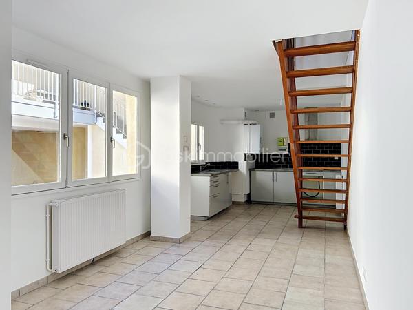 En plein centre-ville de Corbeil-Essonnes, venez découvrir cette charmante maison de ville de 48 m² en duplex, idéalement située en fond de cour, à l’abri de l’agitation et des nuisances.

Entièrement refaite à neuf, elle ne nécessite aucun travaux : vous n’avez plus qu’à poser vos valises !

Très agréable à vivre et baignée de lumière, elle offre une atmosphère chaleureuse et un véritable sentiment de tranquillité, tout en bénéficiant de la proximité immédiate des commerces et commodités du centre-ville.
La  vaste cuisine est fonctionnelle et bien aménagée.

À l’étage, le charme opère immédiatement avec une belle hauteur sous plafond et de superbes poutres apparentes, qui donnent beaucoup de caractère à l’ensemble. 
Des espaces aménagés en hauteur sous la charpente offrent également un véritable potentiel  : ils pourront être utilisés selon les envies comme espaces de rangement, coin détente ou couchages d’appoint.
La salle de bain est neuve et grande, elle permet de nombreux rangements supplémentaires.

La maison fait partie d’une petite copropriété avec syndic bénévole. Un véritable atout : pas de charges de copropriété courantes, les consommations étant individuelles.
La gare est accessible en seulement 10 minutes à pied, facilitant les déplacements quotidiens.

Les + :
_Maison de ville de 48 m² en duplex
_Entièrement rénovée
_Aucun travaux à prévoir
_Lumineuse et ensoleillée
_Poutres apparentes et belle hauteur sous plafond
_Espaces supplémentaires aménagés en hauteur, parfaits pour du rangement ou des couchages d’appoint
_En fond de cour, très calme
_Petite copropriété avec syndic bénévole
_Consommations individuelles
_Centre-ville et commerces à proximité
_Gare à 10 minutes à pied

Un bien plein de charme et atypique, idéal pour un premier achat, un pied-à-terre ou un investissement locatif.

Je vous ouvre les portes de cette maisonnette 7j/7!

.