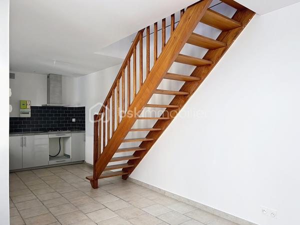 En plein centre-ville de Corbeil-Essonnes, venez découvrir cette charmante maison de ville de 48 m² en duplex, idéalement située en fond de cour, à l’abri de l’agitation et des nuisances.

Entièrement refaite à neuf, elle ne nécessite aucun travaux : vous n’avez plus qu’à poser vos valises !

Très agréable à vivre et baignée de lumière, elle offre une atmosphère chaleureuse et un véritable sentiment de tranquillité, tout en bénéficiant de la proximité immédiate des commerces et commodités du centre-ville.
La  vaste cuisine est fonctionnelle et bien aménagée.

À l’étage, le charme opère immédiatement avec une belle hauteur sous plafond et de superbes poutres apparentes, qui donnent beaucoup de caractère à l’ensemble. 
Des espaces aménagés en hauteur sous la charpente offrent également un véritable potentiel  : ils pourront être utilisés selon les envies comme espaces de rangement, coin détente ou couchages d’appoint.
La salle de bain est neuve et grande, elle permet de nombreux rangements supplémentaires.

La maison fait partie d’une petite copropriété avec syndic bénévole. Un véritable atout : pas de charges de copropriété courantes, les consommations étant individuelles.
La gare est accessible en seulement 10 minutes à pied, facilitant les déplacements quotidiens.

Les + :
_Maison de ville de 48 m² en duplex
_Entièrement rénovée
_Aucun travaux à prévoir
_Lumineuse et ensoleillée
_Poutres apparentes et belle hauteur sous plafond
_Espaces supplémentaires aménagés en hauteur, parfaits pour du rangement ou des couchages d’appoint
_En fond de cour, très calme
_Petite copropriété avec syndic bénévole
_Consommations individuelles
_Centre-ville et commerces à proximité
_Gare à 10 minutes à pied

Un bien plein de charme et atypique, idéal pour un premier achat, un pied-à-terre ou un investissement locatif.

Je vous ouvre les portes de cette maisonnette 7j/7!

.
