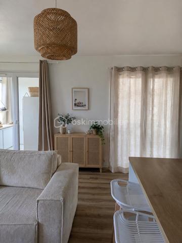 Je vous présente ce joli T2 de 45 m2 , 
Lumineux , chaleureux et parfaitement entretenu , situé au calme , au fond d’une impasse à Crégy-les-meaux . 
Vue dégagée . 
🛋️  Un Séjour lumineux . 
🛏️ Une chambre .
💻 Un véritable espace bureau . 
🍽️ Une cuisine équipée et aménagée . 
🛁 Une salle de bains et un w-c séparé . 
🪟Fenêtres changées récemment . 
⛪️ Petite copropriété avec toiture et façade réagîtes il y a 3 ans . 

Et pour le quotidien : bus et commerces à seulement quelques pas , avec un accès rapide à la gare de Meaux . 
Un appartement qui peut aussi bien séduire pour un premier achat que pour un investissement locatif .