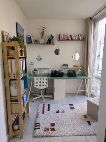 Je vous présente ce joli T2 de 45 m2 , 
Lumineux , chaleureux et parfaitement entretenu , situé au calme , au fond d’une impasse à Crégy-les-meaux . 
Vue dégagée . 
🛋️  Un Séjour lumineux . 
🛏️ Une chambre .
💻 Un véritable espace bureau . 
🍽️ Une cuisine équipée et aménagée . 
🛁 Une salle de bains et un w-c séparé . 
🪟Fenêtres changées récemment . 
⛪️ Petite copropriété avec toiture et façade réagîtes il y a 3 ans . 

Et pour le quotidien : bus et commerces à seulement quelques pas , avec un accès rapide à la gare de Meaux . 
Un appartement qui peut aussi bien séduire pour un premier achat que pour un investissement locatif .