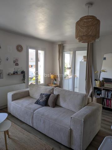 Je vous présente ce joli T2 de 45 m2 , 
Lumineux , chaleureux et parfaitement entretenu , situé au calme , au fond d’une impasse à Crégy-les-meaux . 
Vue dégagée . 
🛋️  Un Séjour lumineux . 
🛏️ Une chambre .
💻 Un véritable espace bureau . 
🍽️ Une cuisine équipée et aménagée . 
🛁 Une salle de bains et un w-c séparé . 
🪟Fenêtres changées récemment . 
⛪️ Petite copropriété avec toiture et façade réagîtes il y a 3 ans . 

Et pour le quotidien : bus et commerces à seulement quelques pas , avec un accès rapide à la gare de Meaux . 
Un appartement qui peut aussi bien séduire pour un premier achat que pour un investissement locatif .