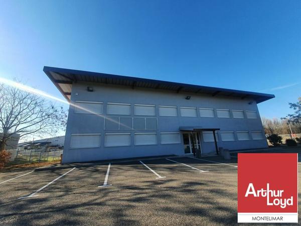 PIERRELATTE - A LOUER BÂTIMENT INDÉPENDANT DE BUREAUX DIVISIBLES AVEC NOMBREUSES PLACES DE PARKING