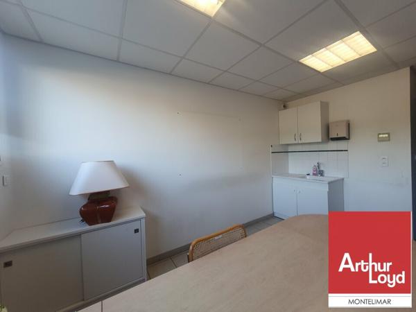 PIERRELATTE - A LOUER BÂTIMENT INDÉPENDANT DE BUREAUX DIVISIBLES AVEC NOMBREUSES PLACES DE PARKING