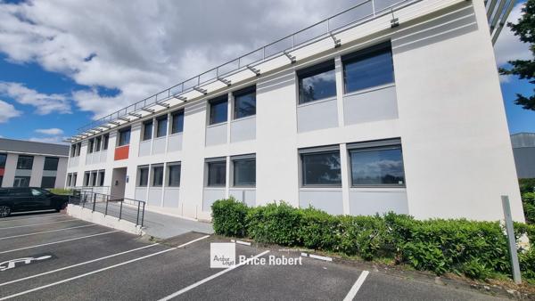 Bureaux à louer avec parkings extérieurs aménagés à Rillieux-la-Pape