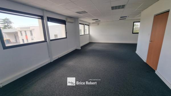 Bureaux à louer avec parkings extérieurs aménagés à Rillieux-la-Pape