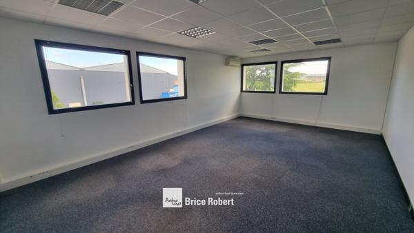 Bureaux à louer avec parkings extérieurs aménagés à Rillieux-la-Pape