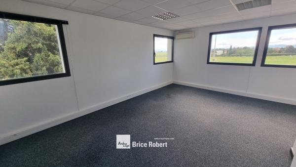 Bureaux à louer avec parkings extérieurs aménagés à Rillieux-la-Pape
