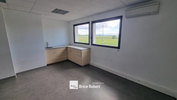 Bureaux à louer avec parkings extérieurs aménagés à Rillieux-la-Pape
