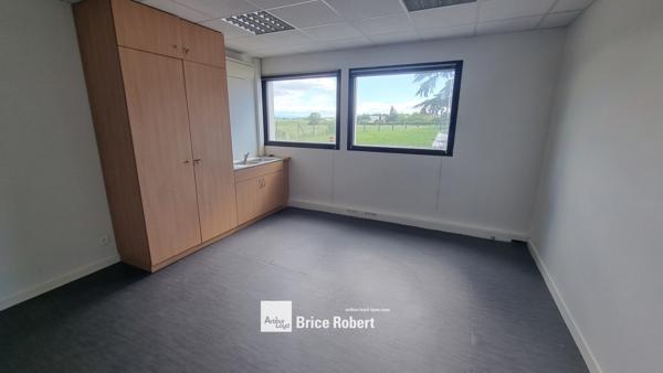 Bureaux à louer avec parkings extérieurs aménagés à Rillieux-la-Pape