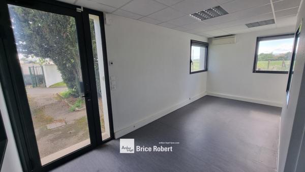 Bureaux à louer avec parkings extérieurs aménagés à Rillieux-la-Pape