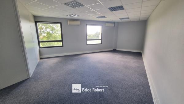 Bureaux à louer avec parkings extérieurs aménagés à Rillieux-la-Pape