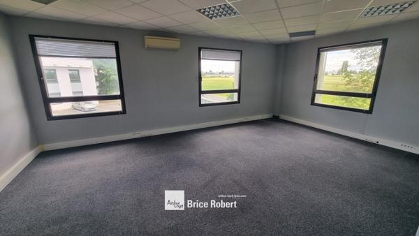 Bureaux à louer avec parkings extérieurs aménagés à Rillieux-la-Pape