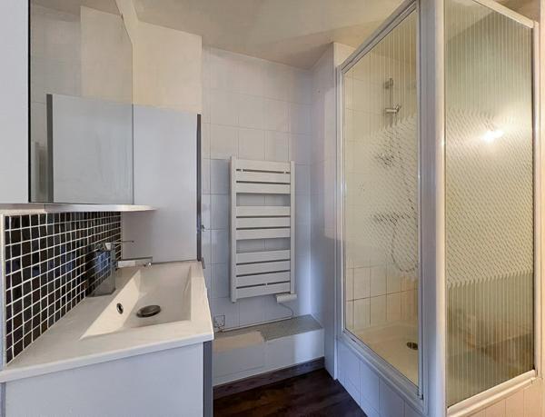 A vendre Angers hyper centre. Appartement type 3 en duplex dans petite copropriété ancienne des années 1900 sans ascenseur. 74m2 au sol. DPE évolutif en E au 1/01/2026. Dernier étage. Idéal investissement ou 1er achat.